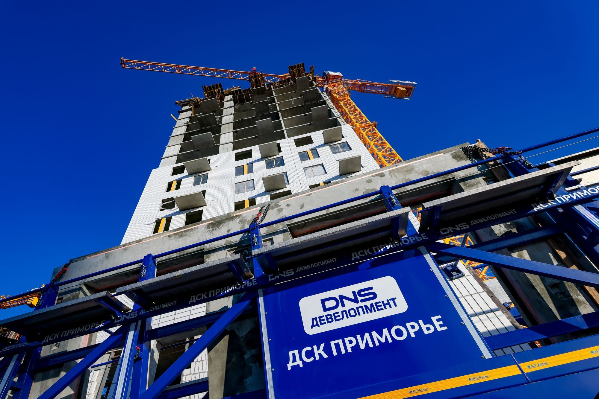 Уникальные навесные стеновые панели поставляют на стройки в Приморье. ВИДЕО
