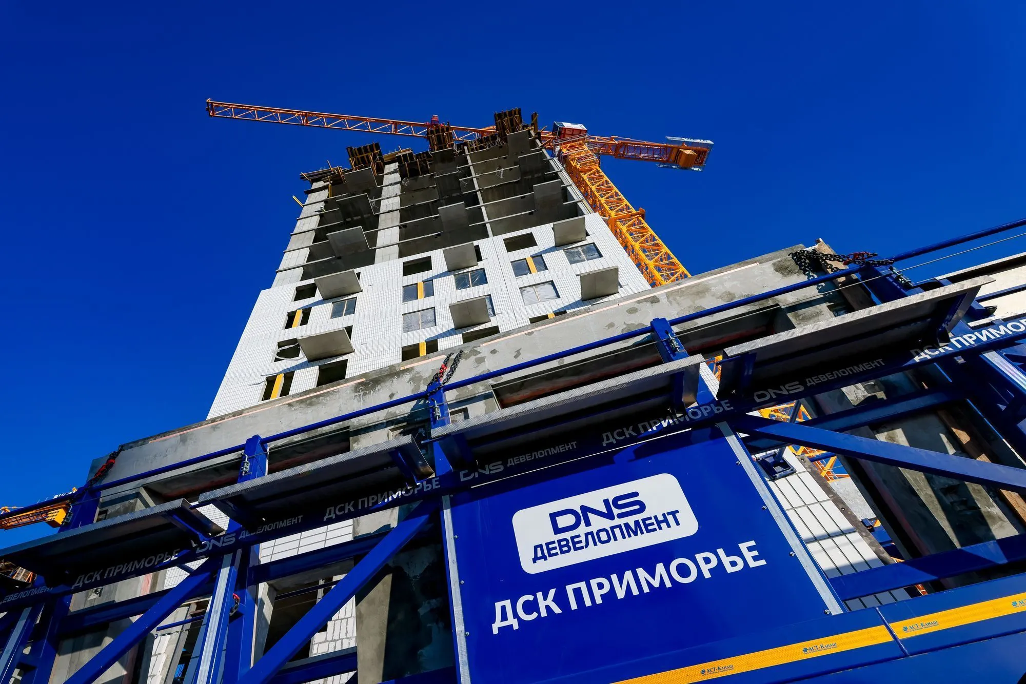 Уникальные навесные стеновые панели поставляют на стройки в Приморье. ВИДЕО
